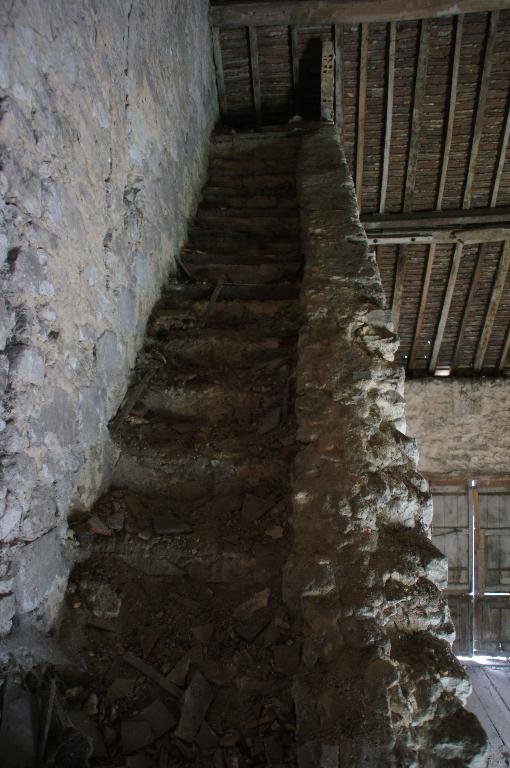 Vue intérieure, deuxième étage, escalier du mur pignon sud.