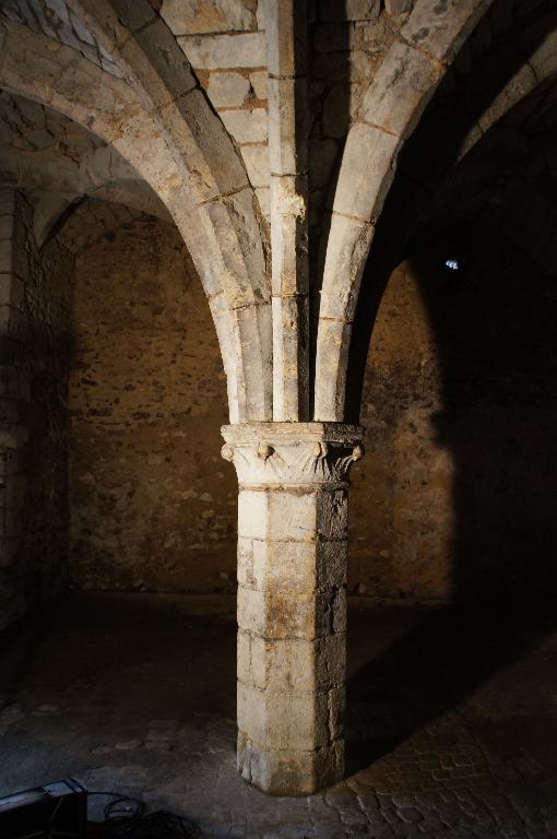 Vue intérieure, rez-de-chaussée, salle, colonne centrale.