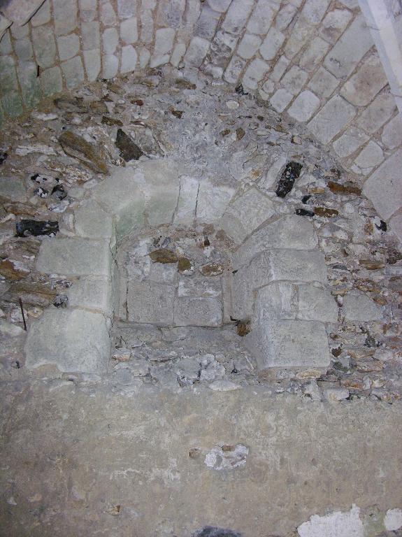 Vue intérieure, rez-de-chaussée, salle, fenêtre haute, mur sud.