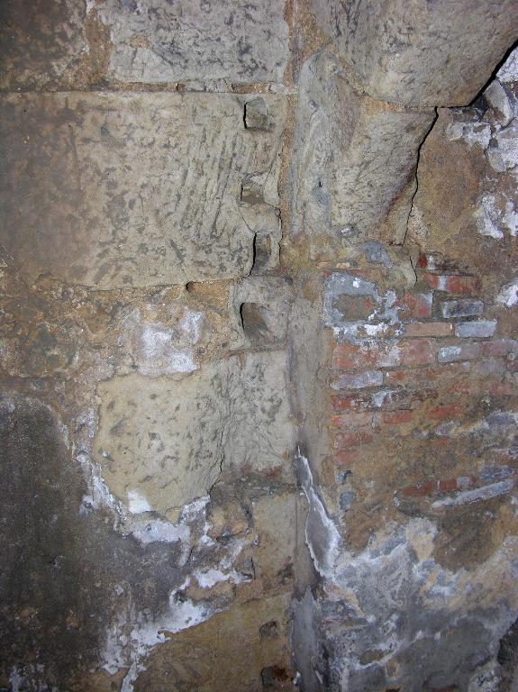 Vue intérieure, rez-de-chaussée, cave, détail du piédroit de la porte menant à la cave à cellules.