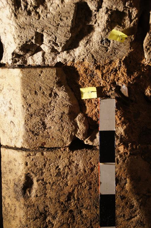 Vue intérieure, rez-de-chaussée, cave, détail du piédroit de la cellule centrale, mur sud.