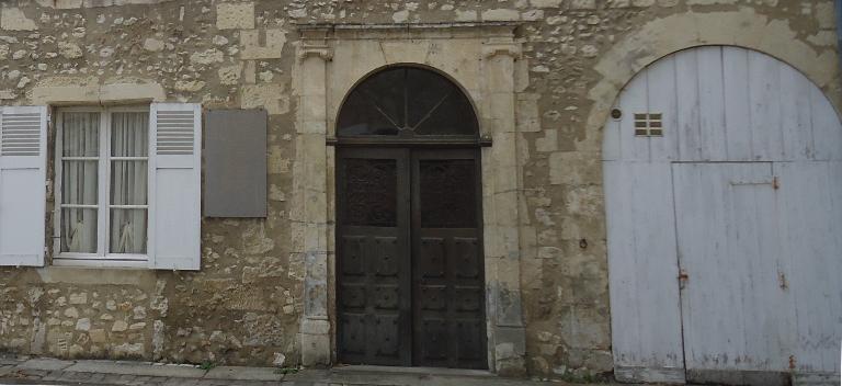 Bâtiment 5, face est, détail de la porte d'entrée, vue de l'est.