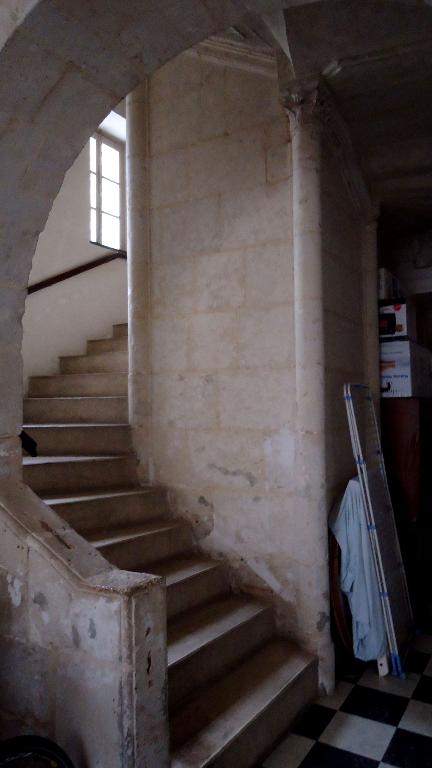 Bâtiment 7, vue intérieure, rez-de-chaussée, escalier.