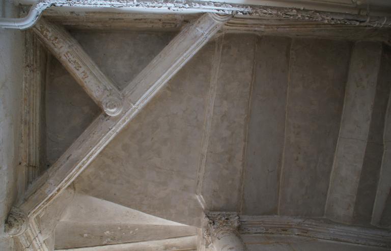 Bâtiment 7, vue intérieure, escalier, voûte.