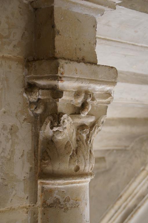 Bâtiment 7, vue intérieure, escalier, détail d'un chapiteau.