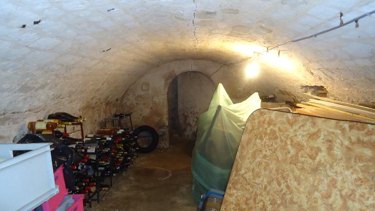 Vue intérieure, rez-de-chaussée, bâtiment 9, salle voûtée : fruitier.