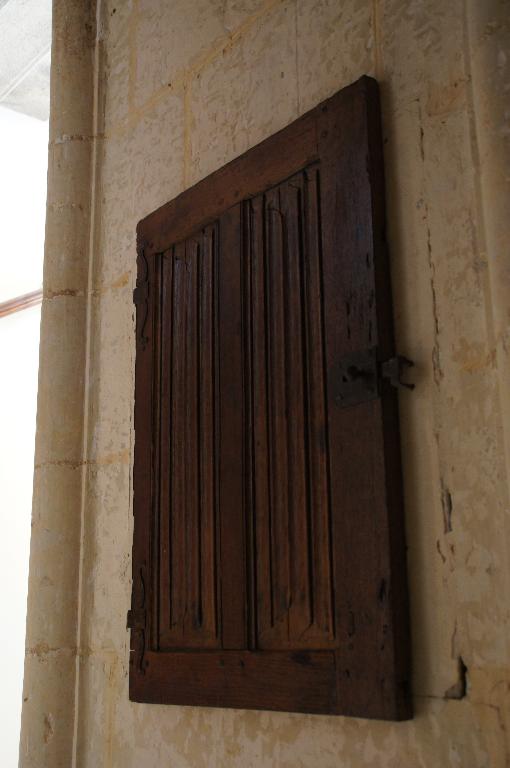 Bâtiment 7, vue intérieure, escalier, porte du placard du noyau central, menuiserie en plis de serviette.