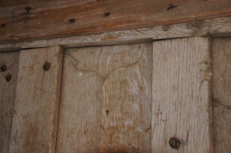 Vue intérieure, escalier, détail de la porte du comble de l'aile sur rue.