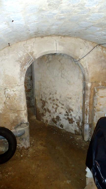 Vue intérieure, rez-de-chaussée, rez-de-chaussée, bâtiment 9, salle voûtée. Détail de la porte menant à l'escalier dans-oeuvre du bâtiment 8.