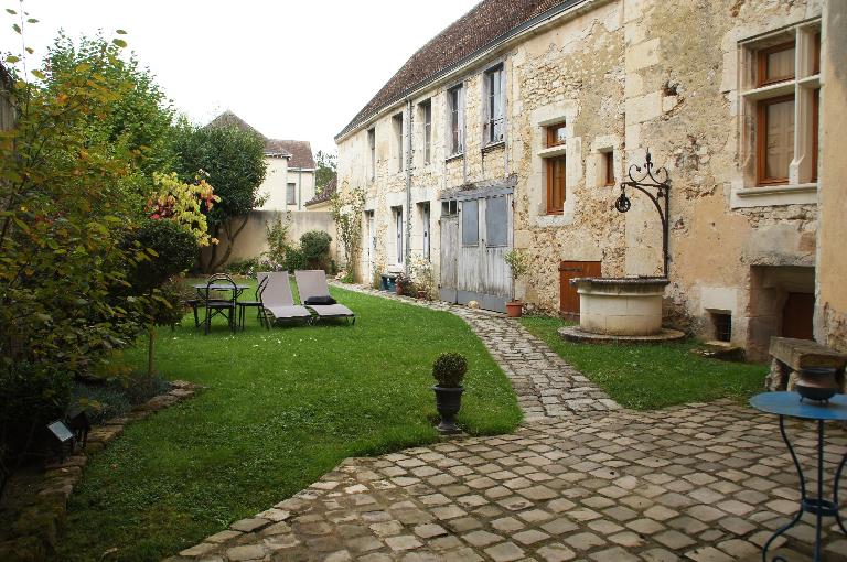 Jardin et face ouest, vue du sud.
