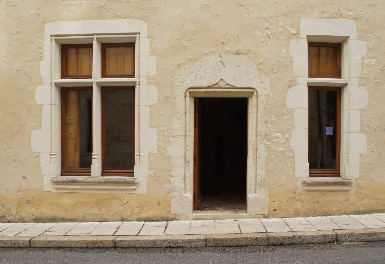 Face sud, porte en accolade et croisées, vue du sud.