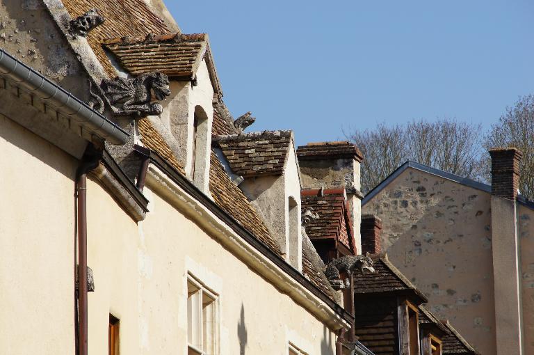 Face sud, vue de l'ouest : lucarnes, rampants, crossettes sculptées.