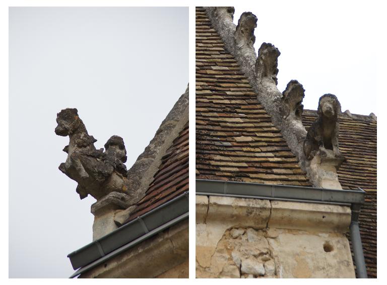 Face ouest et nord, crossettes sculptées : cavalier et chien.