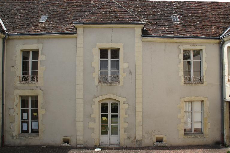 Face est, vue de l'est.