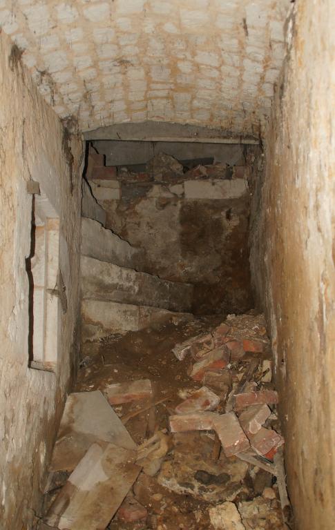 Vue intérieure, escalier de la cave sud.