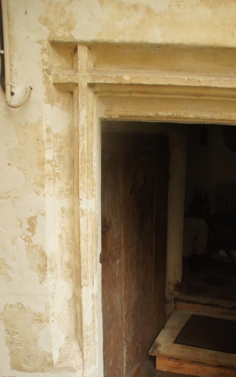 Bâtiment 5, vue intérieure, rez-de-chaussée, détail de la porte de l'escalier en vis.
