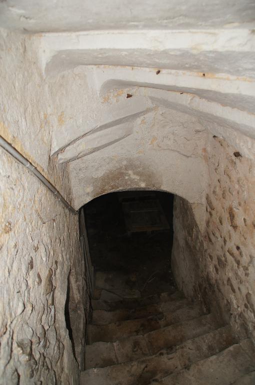 Bâtiment 5, vue intérieure, escalier de la cave.