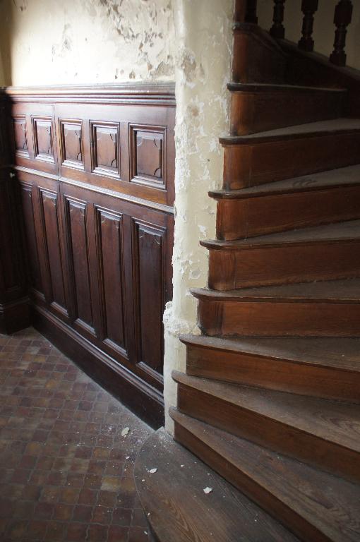 Vue d'intérieur, rez-de-chaussée, base de l'escalier en vis.