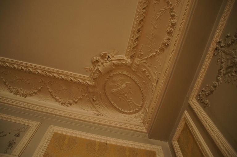 Vue intérieure, premier étage, salle centrale, plafond.