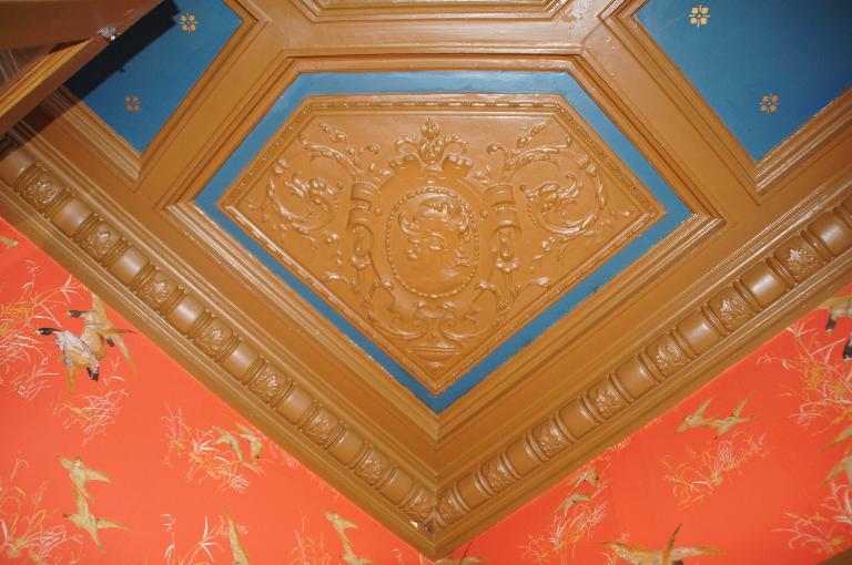 Vue intérieure, deuxième étage, plafond, salle centrale.