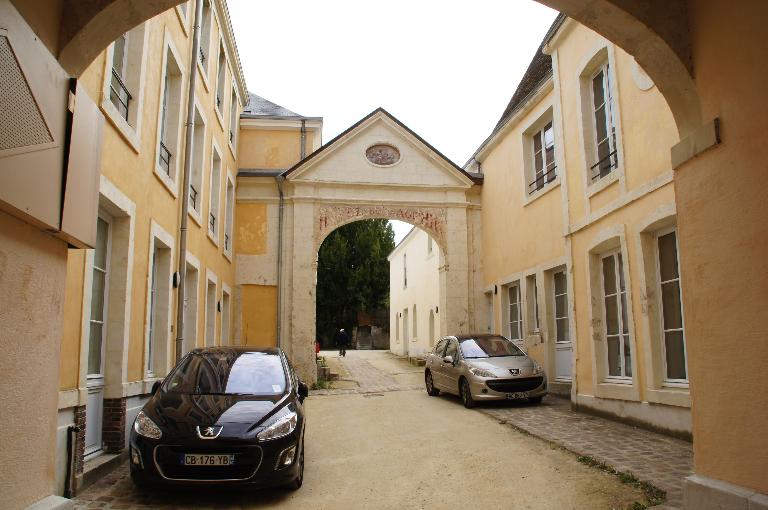 Première cour, vue de l'ouest.