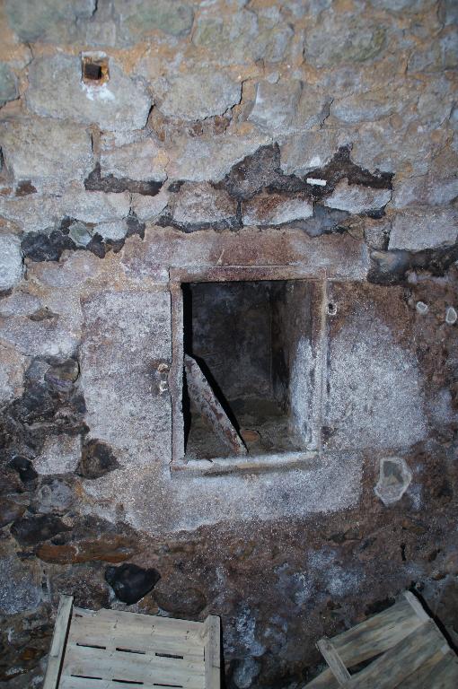 Vue intérieure, cave, aile en retour sur cour, placard mural.