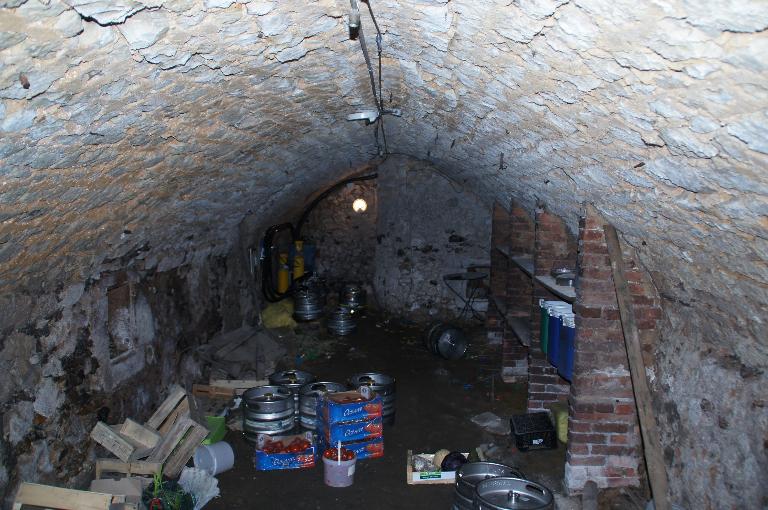 Vue intérieure, cave, aile en retour sur cour.