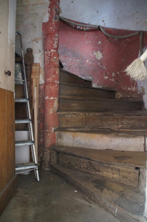 Vue intérieure, rez-de-chaussée, tour d'escalier.