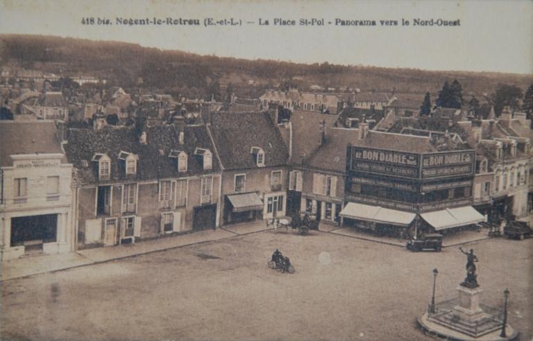 Carte postale, place du Général-Saint-Pol, panorama vers le nord-ouest (vers 1920 ; Mairie de Nogent-le-Rotrou, Services techniques). ; Carte postale, place Saint-Pol, panorama vers le nord-ouest (vers 1920).