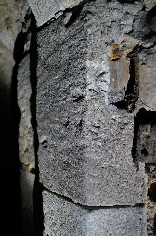 Vue intérieure, caves, salle 1, détail du piédroit de la porte.