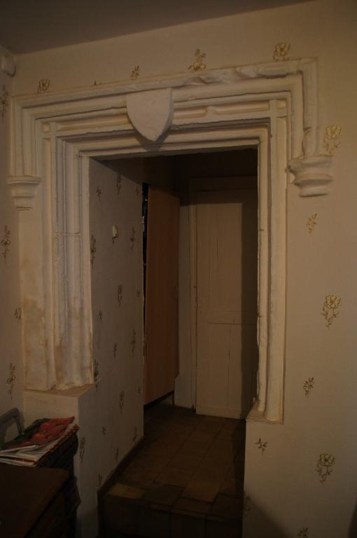 Vue intérieure (bâtiment 1), rez-de-chaussée, porte de l'escalier.