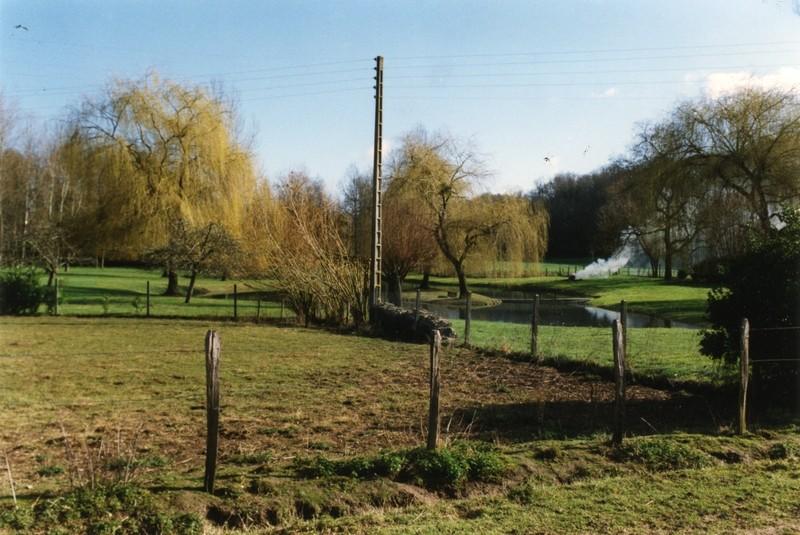 Fosse d'extraction de l'argile, commune aux deux tuileries B874 et B879.