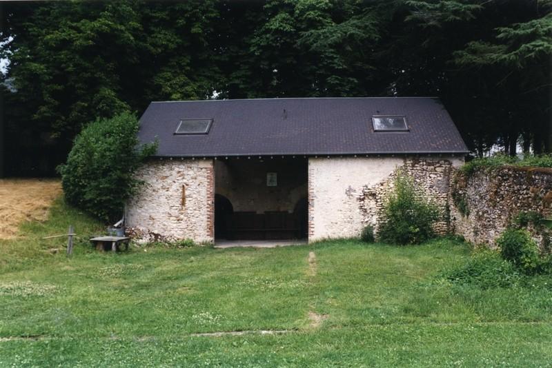 Appentis adossé au four.