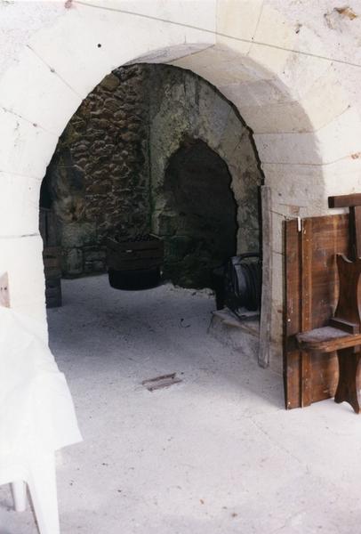 Cour ouverte et embrasure de foyer.