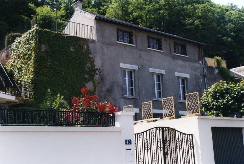 Face Nord du site (2 fours encadrent la halle).