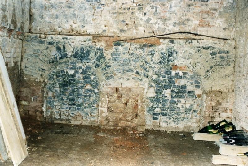 Mur Ouest du foyer, marques laissées par les 2 arches et le sommier.