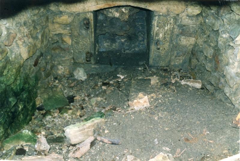 Bouche de défournement à linteau à intrades en arc segmentaire.