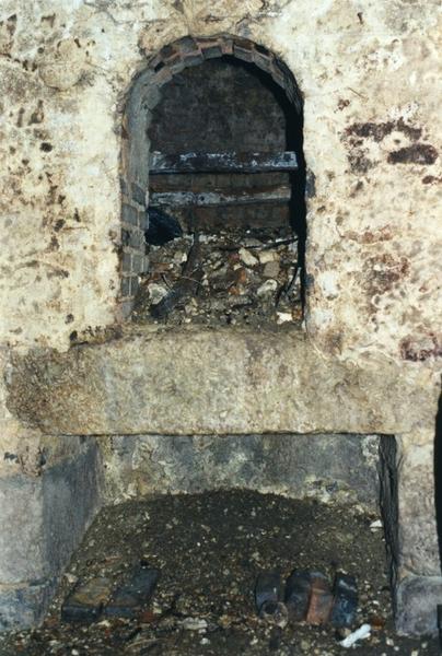 Bouche de défournement et supports de grille, cendrier.
