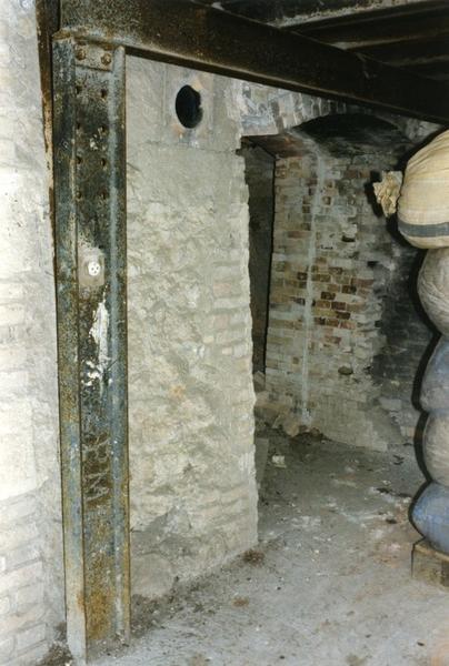Four C, face E de la porte de chargement.
