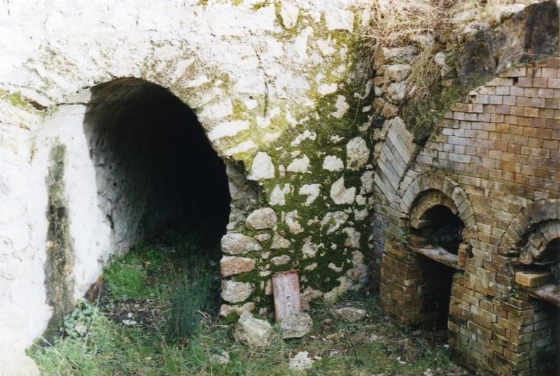 Site O, four 2 (à gauche, entrée de la galerie enterrée côté O).