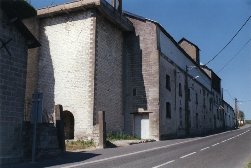 Face S avec le four, les silos d'extinction et les magasins.