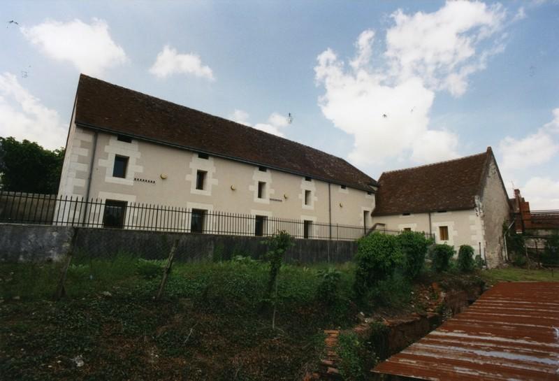 Ancien hangar (à droite), ancien atelier de fabrication (en face).
