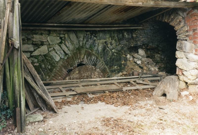 Four ancien, embrasure du foyer et abri du tuilier.