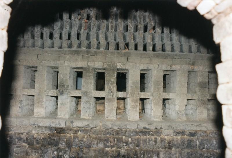 Four longitudinal, carneaux côté foyer.