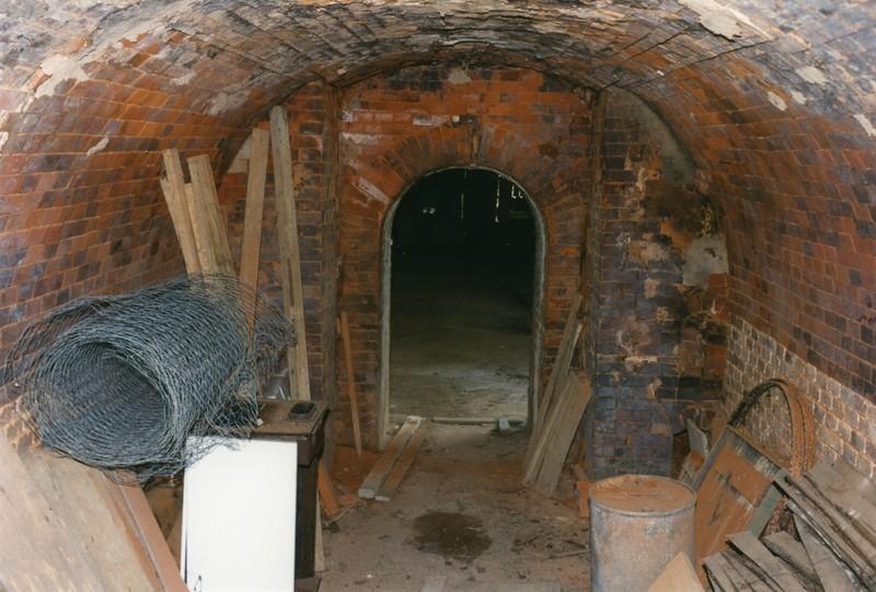 Four longitudinal, embrasure de chargement et cheminées, vues de l'intérieur de la chambre de cuisson.