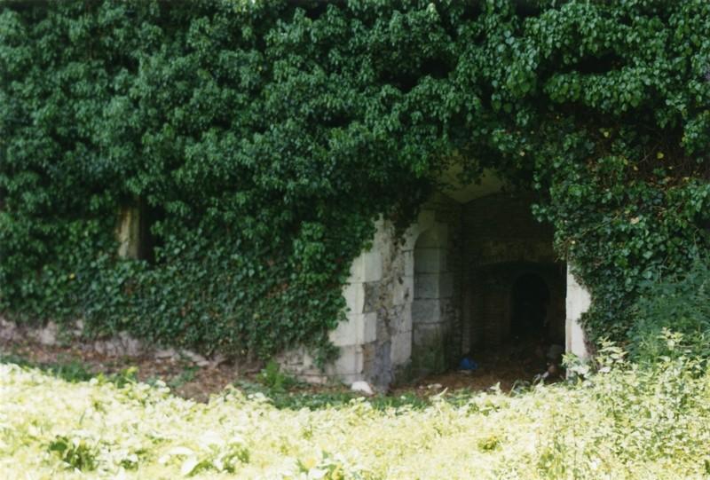 Four à chaux, hall embrasure de déchargement et fenêtre du local accolé.