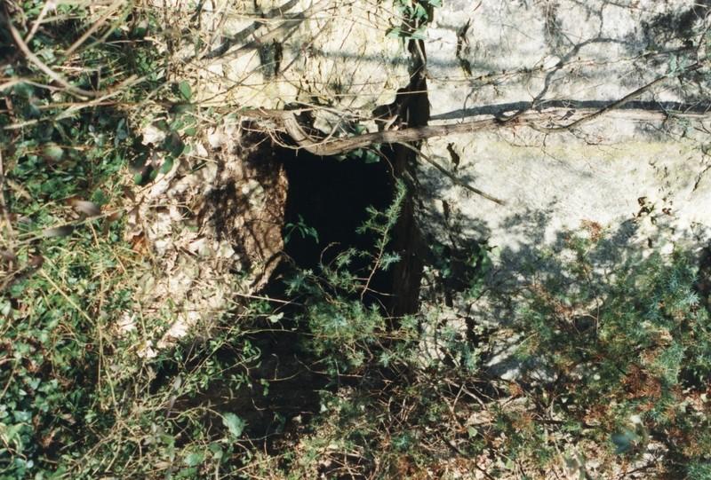 Porte creusée dans le rocher.