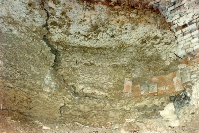 Four, cuve creusée dans le rocher.