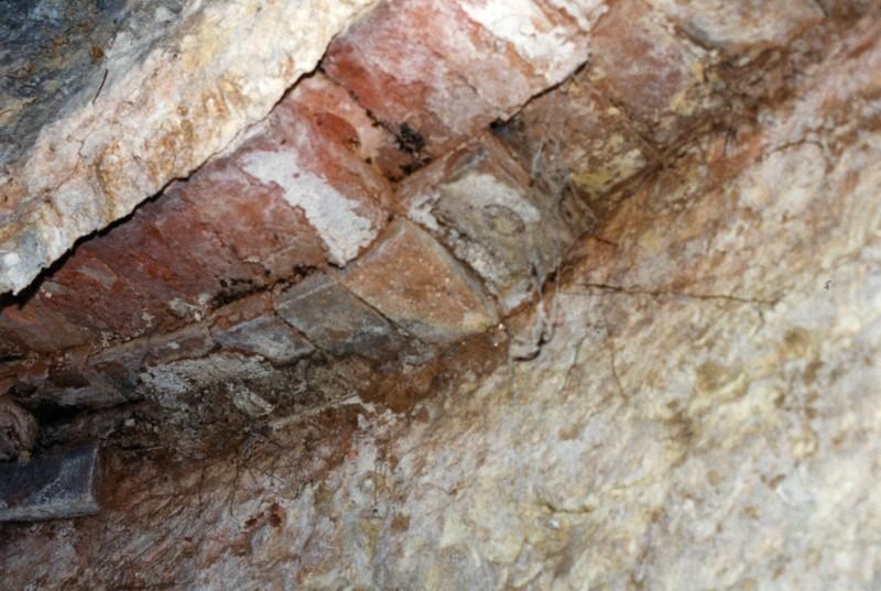 Revêtement de briques avec marque 'Cinq-Mars'.