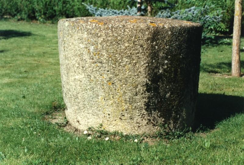 Meule à manège, utilisée autrefois sur le site pour broyer la chaux ou l'argile servant aux tuiles.